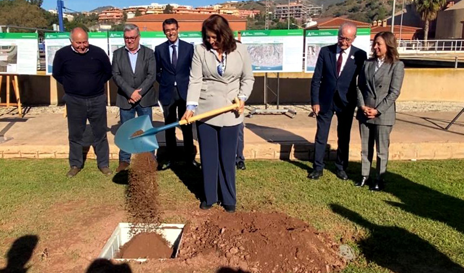 La consejera de Agricultura, Carmen Crespo, coloca la primera piedra de los tratamientos terciarios de la Estación Depuradora de Aguas Residuales (EDAR) Peñón del Cuervo (Málaga).