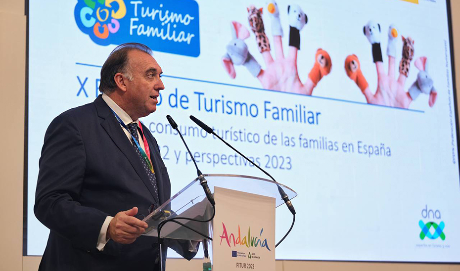 El consejero Arturo Bernal, durante su intervención en el acto de presentación del X Estudio de Turismo Familiar en Fitur 2023.