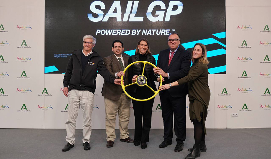 El consejero de Turismo, Arturo Bernal, ha presentado la nueva edición de SailGP en Fitur junto al delegado territorial de la Consejería en Cádiz, Jorge Vázquez, y la CEO del equipo español de SailGP, María del Mar de Ros.