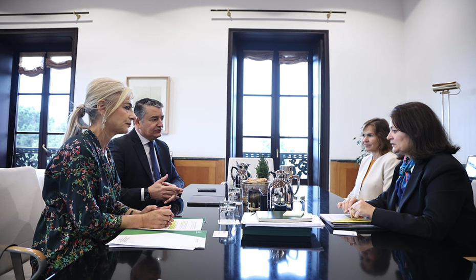Los consejeros Antonio Sanz y Patricia del Pozo durante la reunión mantenida con la directora general de Apoyo a las Víctimas del Terrorismo.