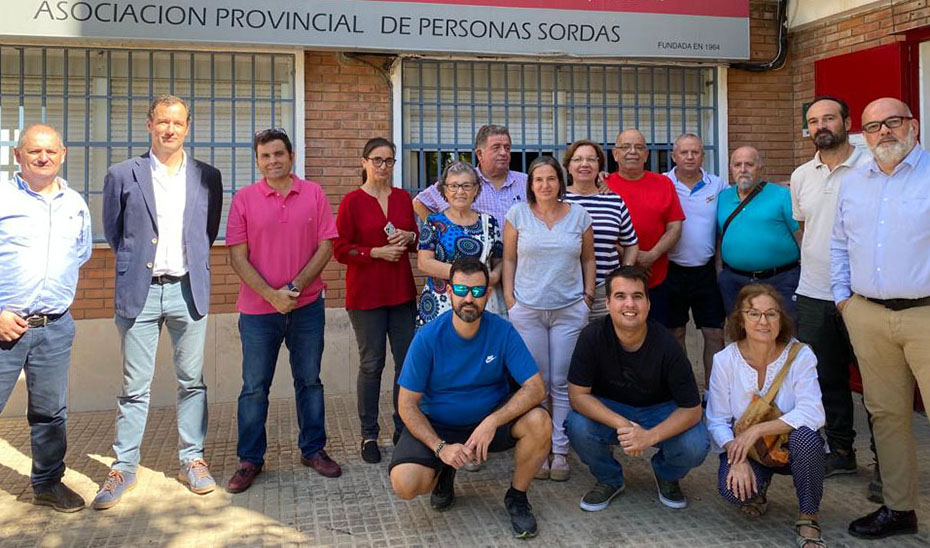 La aplicación móvil 061 para personas sordas, que ha sido testada por miembros de la Asociación de Personas Sordas de Córdoba y de la Fundación Andaluza de Accesibilidad y Personas Sordas.