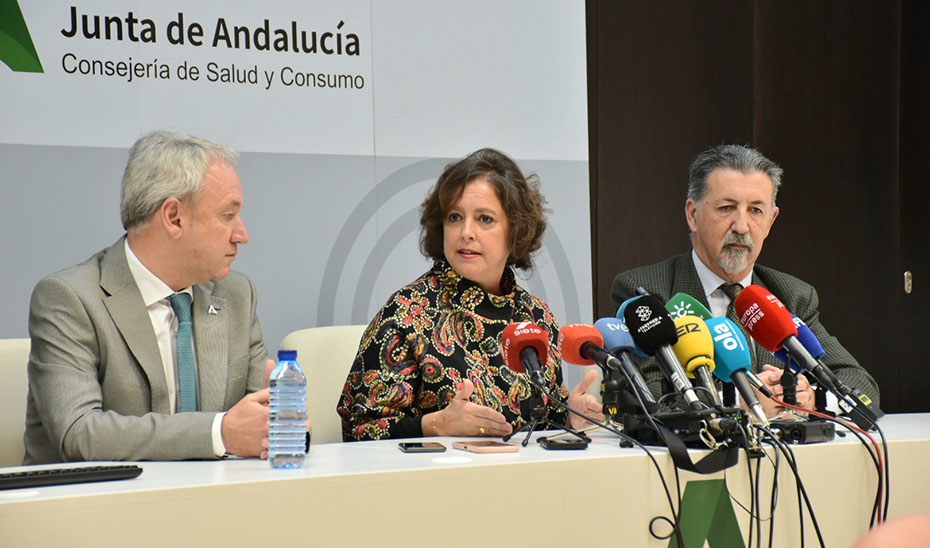 De izquierda a derecha, el gerente del SAS, Diego Vargas; la consejera de Salud, Catalina García y el presidente del SMA, Rafael Carrasco Durán, durante la rueda de prensa.