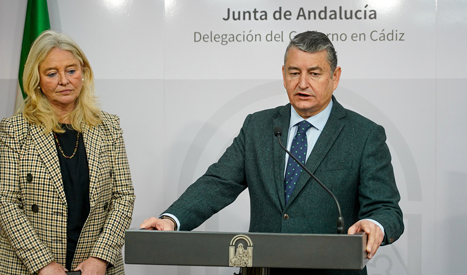 El consejero de la Presidencia, Antonio Sanz, durante su comparecencia informativa junto a la delegada del Gobierno en la provincia de Cádiz, Mercedes Colombo.