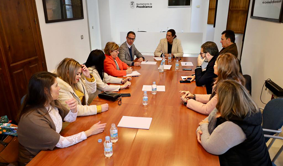 Reunión de la consejera de Inclusión Social, Loles López, con el equipo de gobierno de Pozoblanco.