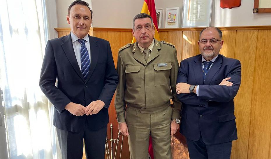 El consejero Gómez Villamandos, junto al delegado de Defensa en Andalucía, Carlos Echevarría, y el director general de Planificación de la Investigación de la Junta, Librado Carrasco.