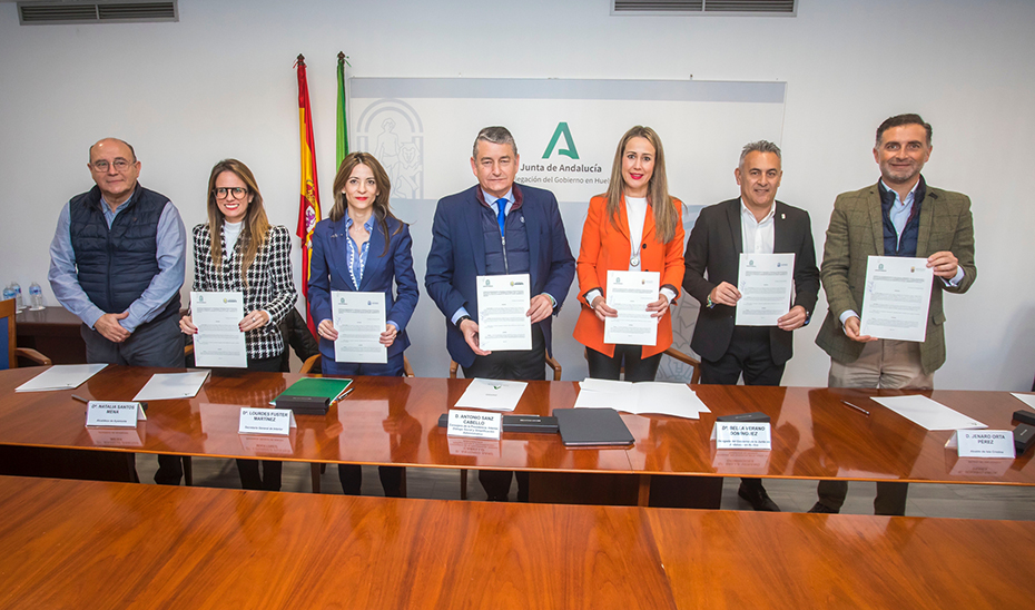 Un momento de la firma de los convenios para la integración de los servicios municipales en el 112.