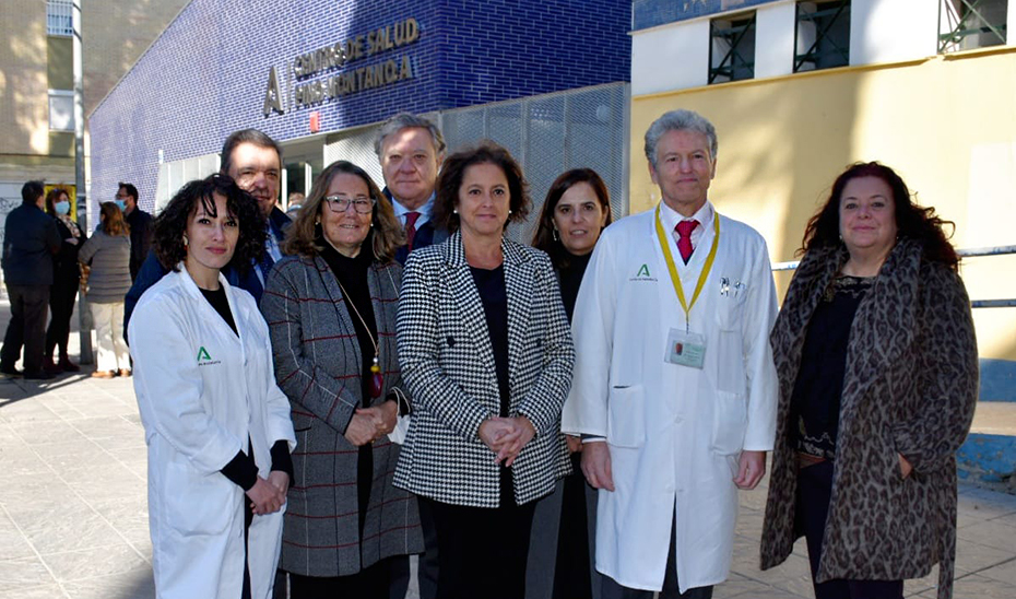 La consejera Catalina García, junto a profesionales sanitarios ante el centro de salud Pino Montano A.