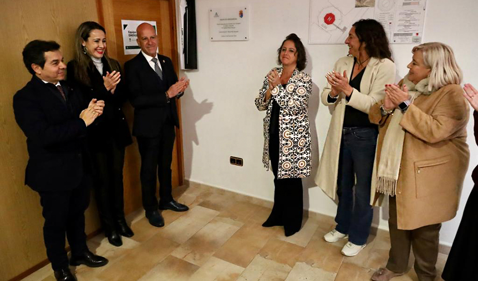 Un momento de la visita de las consejeras Lina García y Loles López al nuevo dispositivo móvil de Calañas.