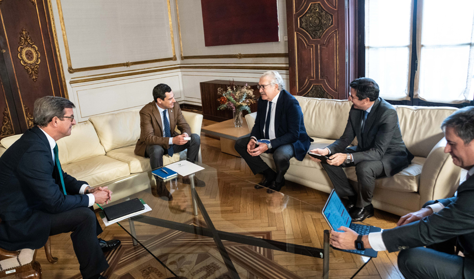 Un momento de la reunión del presidente andaluz con los directivos de Endesa.