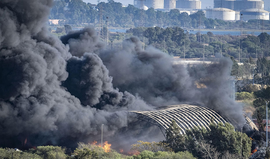 Imagen del artículo Extinguido el incendio de una nave de reciclaje declarado ayer en Huelva