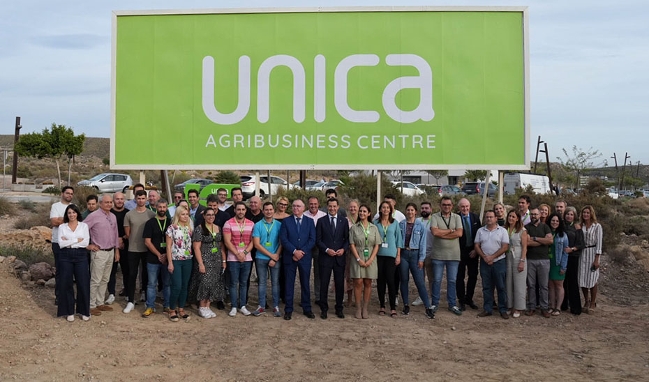 Foto de familia del acto de colocación de la primera piedra del proyecto Unica Agribusiness Centre.