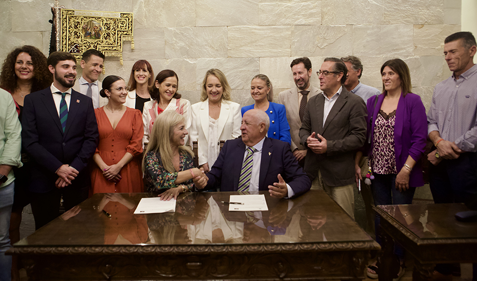 Firma del convenio entre la Consejería de Desarrollo Educativo y la Fundación Díaz Caballero en el Museo de Belenes de Mollina (Málaga).