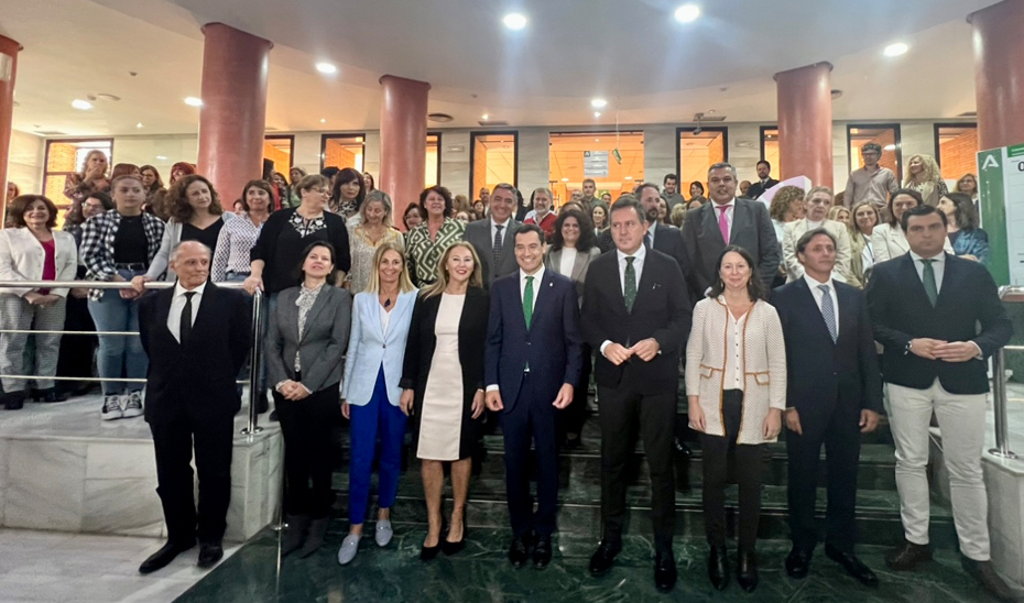 El presidente de la Junta de Andalucía, Juanma Moreno, en una foto de familia con los trabajadores de la Consejería de Inclusión Social, Juventud, Familias e Igualdad.