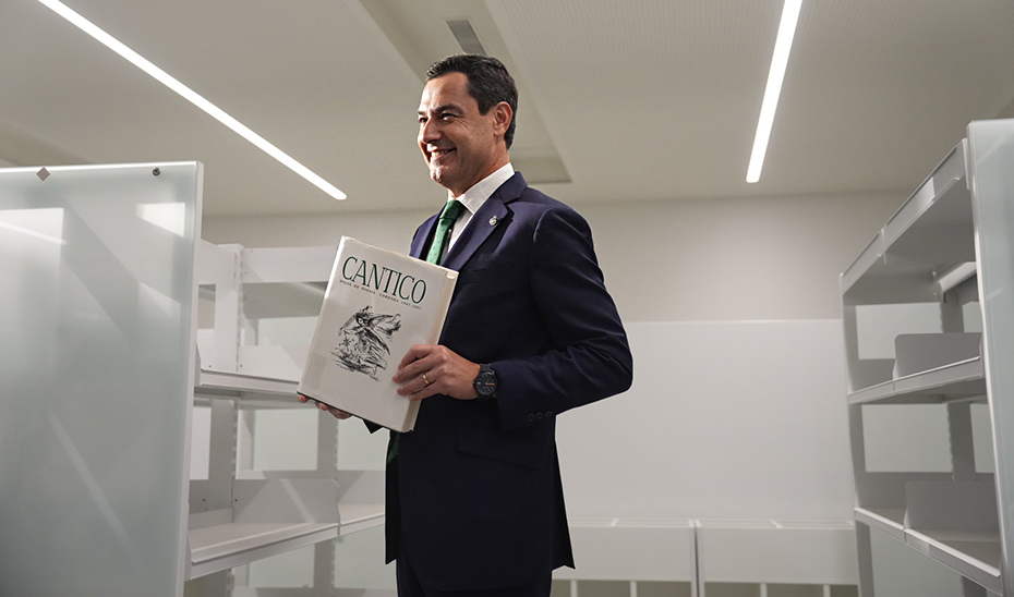 Juanma Moreno deposita los primeros fondos de la Biblioteca Grupo Cántico, este lunes en Córdoba.