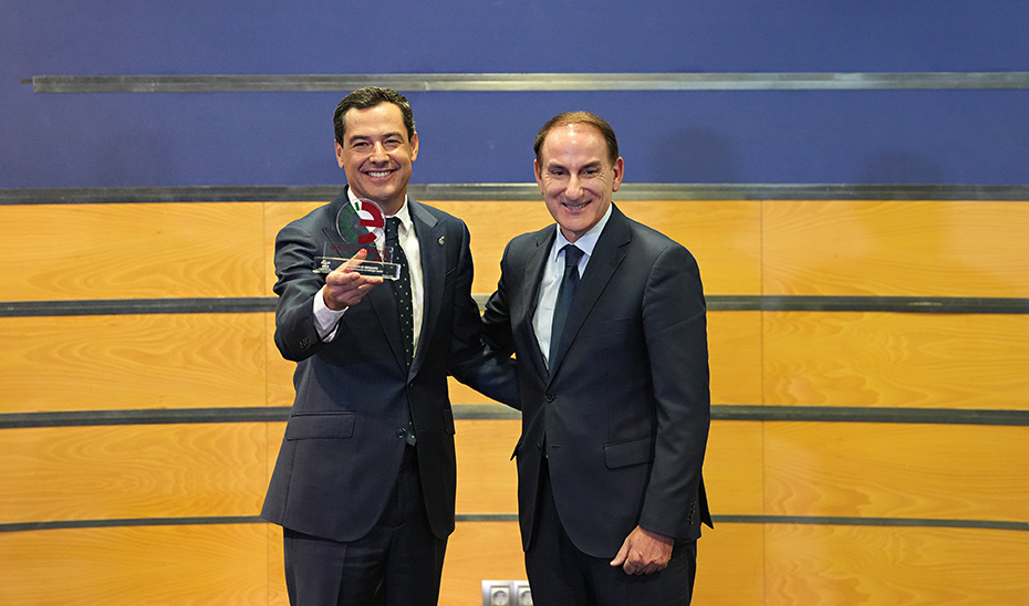 Juanma Moreno, con la distinción de la CEA, acompañado por Javier González de Lara.