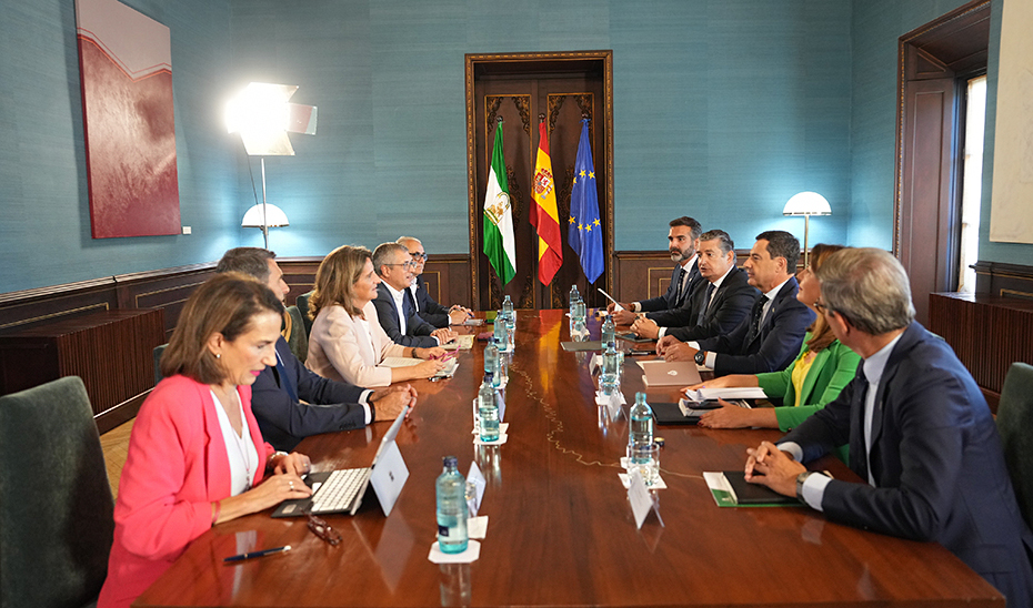 Representantes de la Junta de Andalucía y del Gobierno de España, durante la reunión celebrada en San Telmo.