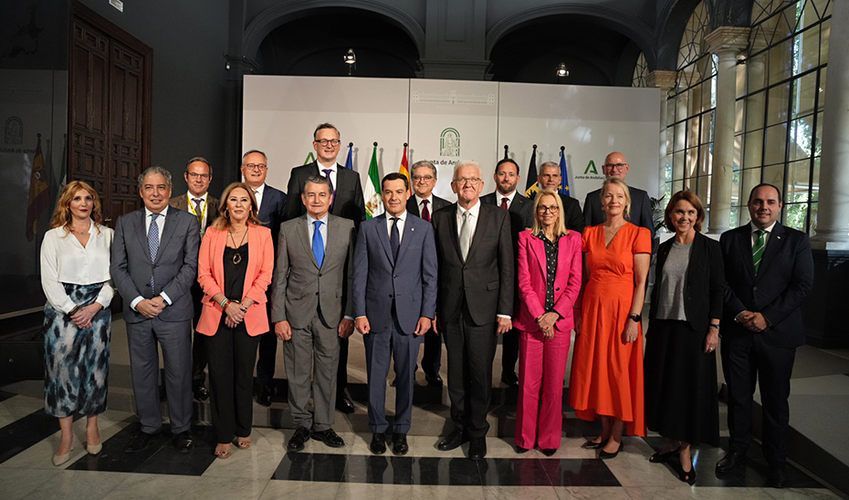 Las delegaciones andaluza y alemana, con Moreno y Kretschmann, en el centro, en la foto conmemorativa del encuentro..