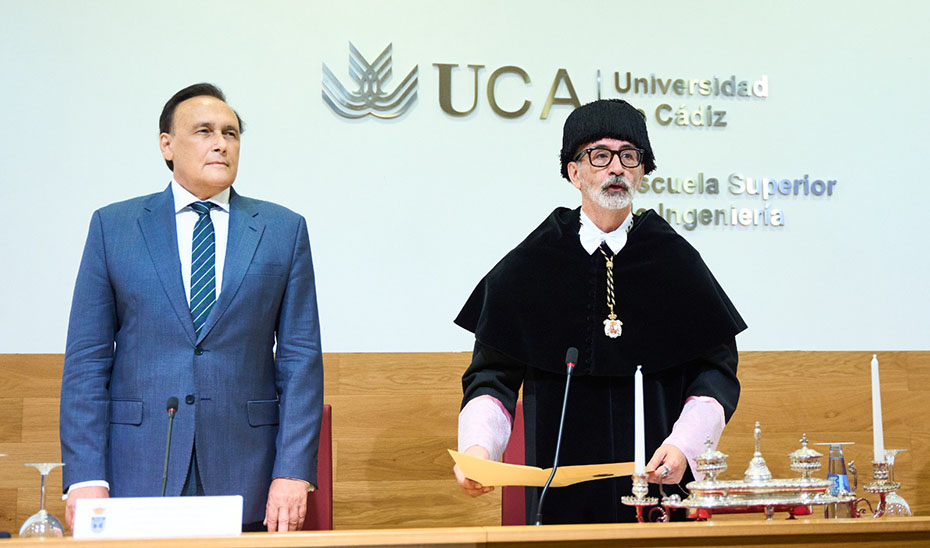 El consejero de Universidad, José Carlos Gómez Villamandos, y el rector de la UCA, Francisco Piniella Corbacho, durante la apertura del curso académico de la Universidad de Cádiz.