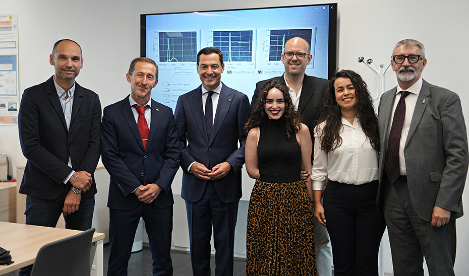 Juanma Moreno, durante su recorrido por las instalaciones del UCA-SEA, en Algeciras (Cádiz).