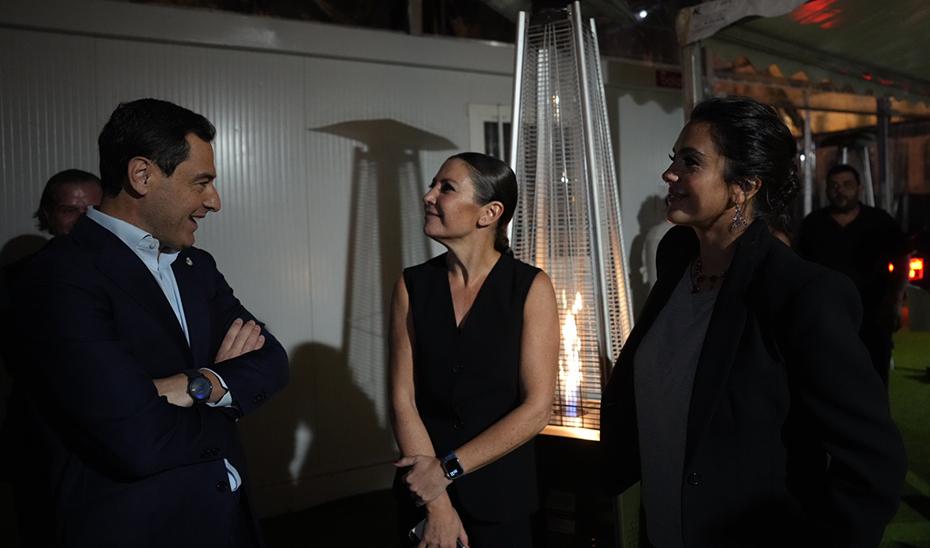 El presidente de la Junta, Juanma Moreno, saluda a la bailaora Sara Baras, una de las artistas que presentes en la gala.