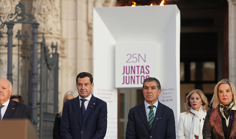 El presidente andaluz, Juanma Moreno, y el presidente del TSJA, Lorenzo del Río, en un momento del acto con motivo del 25N.