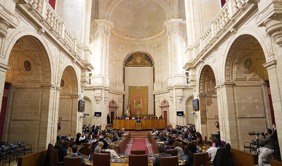 Moreno se dirige a los diputados andaluces, desde la tribuna de la Cámara autonómica, en la primera sesión del debate.