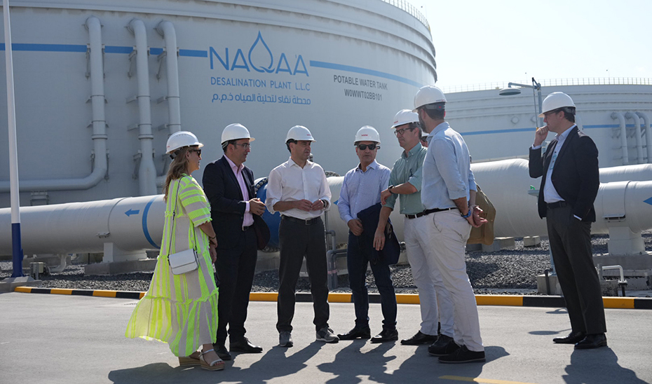 Un momento de la visita de la expedición andaluza, comandada por Juanma Moreno, a planta desalinizadora Naqa'a que construyen en Emiratos Árabes Unidos las empresas Acwapower, Sidem y Veolia.