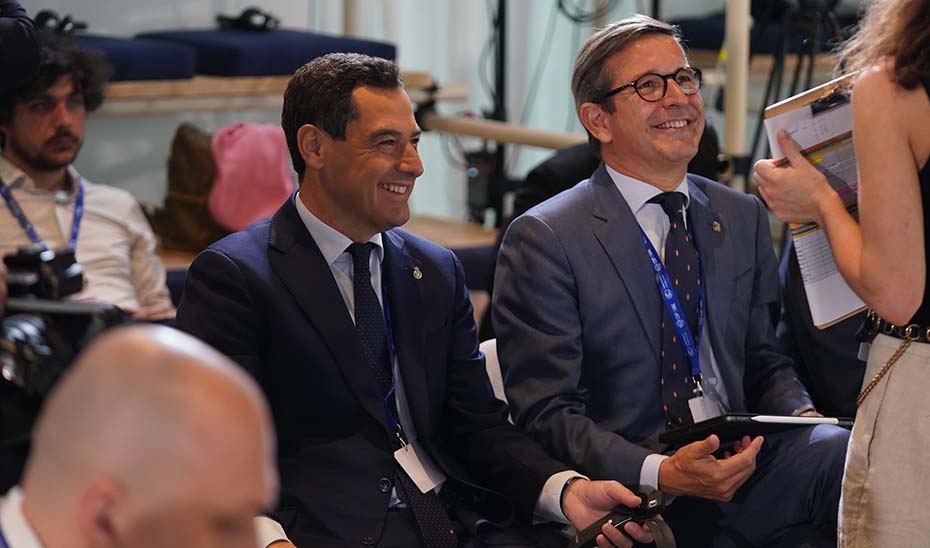 El presidente de la Junta de Andalucía, Juanma Moreno, y el consejero de Industria, Jorge Paradela, durante su participado en Dubái en el evento central de la Delegación del Comité de las Regiones 'Clima y Biodiversidad'.