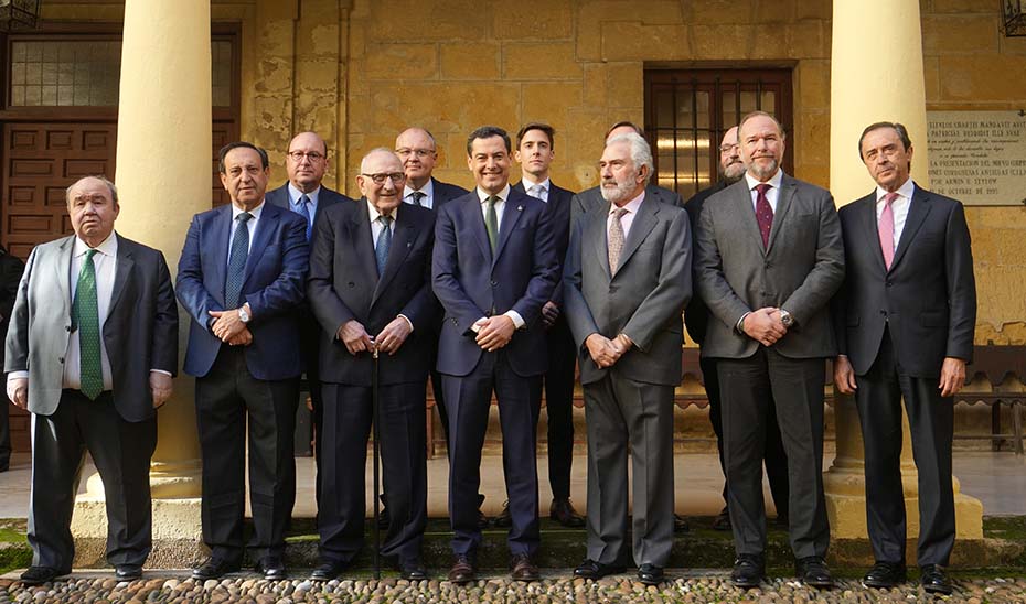 Juanma Moreno, junto a algunas de las personalidades asistentes al acto.