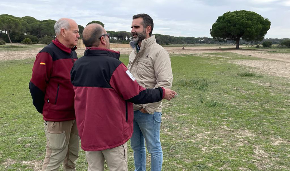 El consejero de Sostenibilidad conversa con participantes en la suelta de dos ejemplares de lince en Doñana.