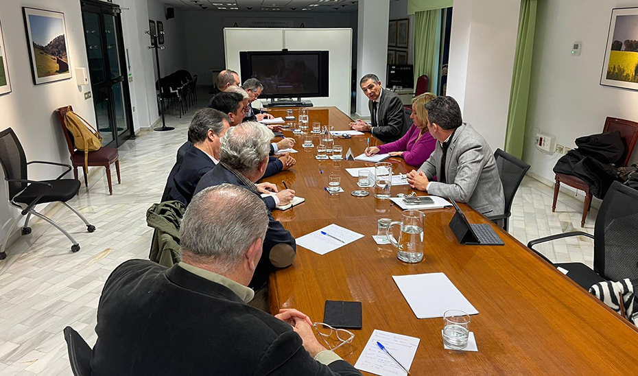 Un momento de la reunión entre representantes de la Junta y la Plataforma \u0027Agua para el Campo, Alimentos para el mundo\u0027 de Huelva.