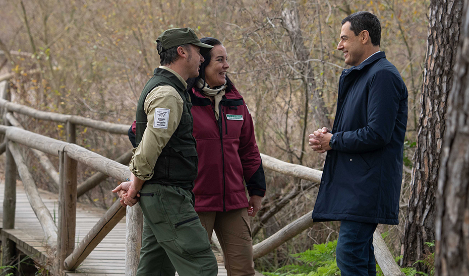 El presidente de la Junta, Juana Moreno, saluda a dos trabajadores del Parque de Doñana, donde ha pronunciado su Mensaje de Navidad.