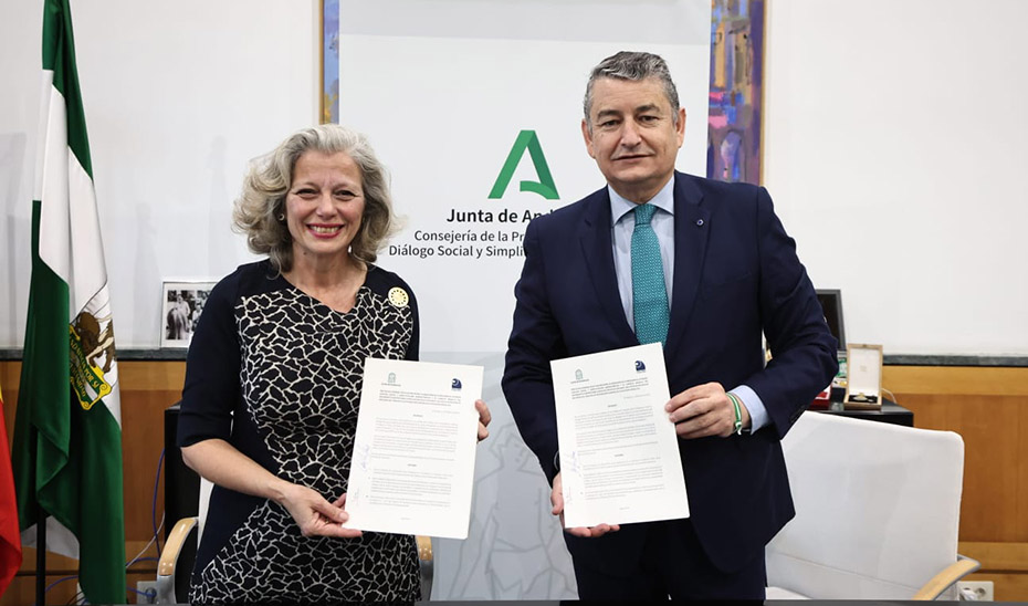 La presidenta del Consejo Andaluz del Movimiento Europeo, María de la Cruz Arcos y El consejero de la Presidencia, Antonio Sanz, tras la firma del protocolo.