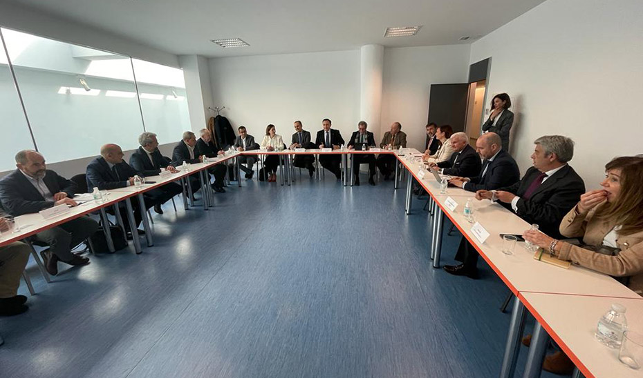 El consejero José Carlos Gómez Villamandos mantuvo un encuentro con los representantes de los principales clústeres de innovación de Andalucía.