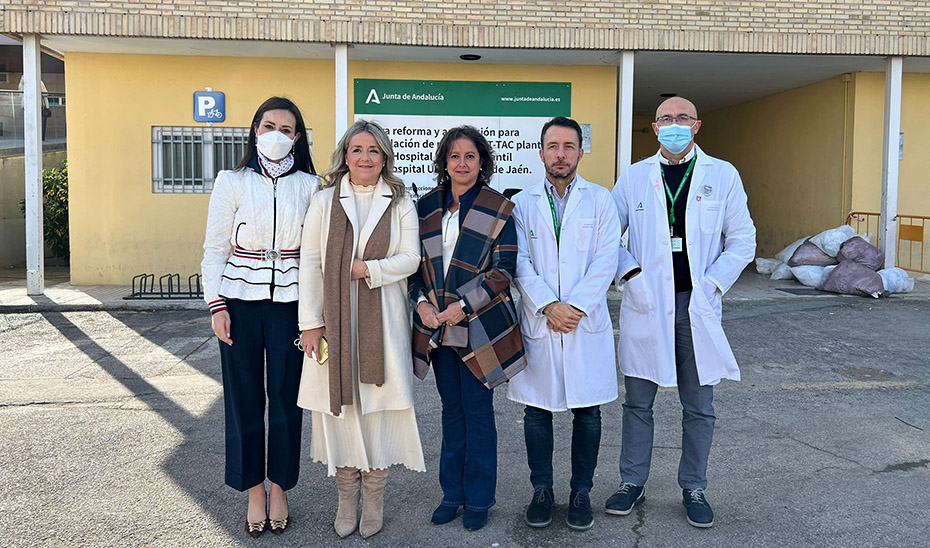 La consejera de Salud, Catalina García, junto a responsables sanitarios en el Hospital de Jaén.