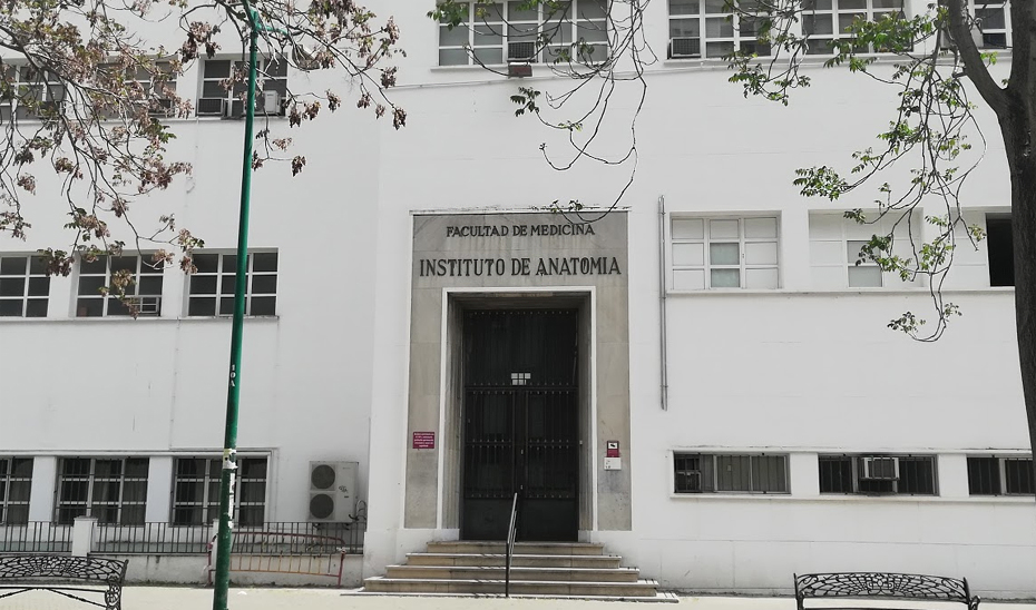 Fachada de la Facultad de Medicina de la Universidad de Sevilla.