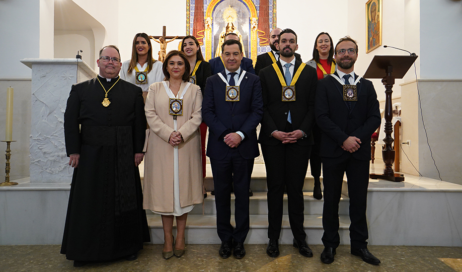 Moreno, tras recibir, en nombre de todo el Gobierno andaluz, el Escapulario de Nuestra Señora del Carmen de la Carihuela.