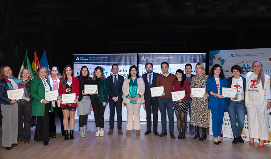 Profesorado reconocido este año con los premios Guichot y Domínguez Ortiz de la Consejería de Desarrollo Educativo.