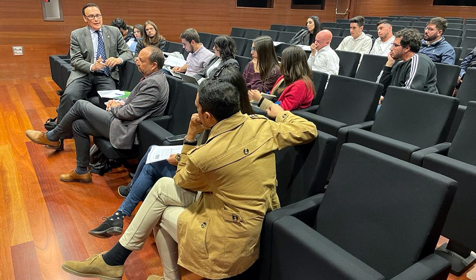 El consejero de Universidad, Investigación e Innovación, José Carlos Gómez Villamandos, durante la reunión con los responsables del Consejo Asesor de Estudiantes Universitarios de Andalucía (CAE).