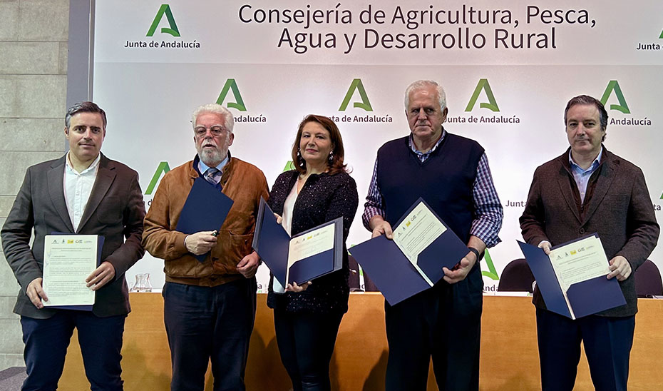 La consejera de Agricultura, Carmen Crespo, junto a miembros de organizaciones agrarias, posa con el acuerdo.