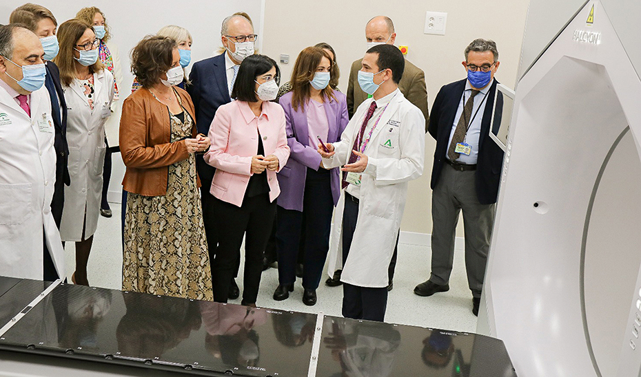 Catalina García y Carolina Darias, durante su visita al Hospital Virgen del Rocío para conocer el nuevo acelerador de partículas.