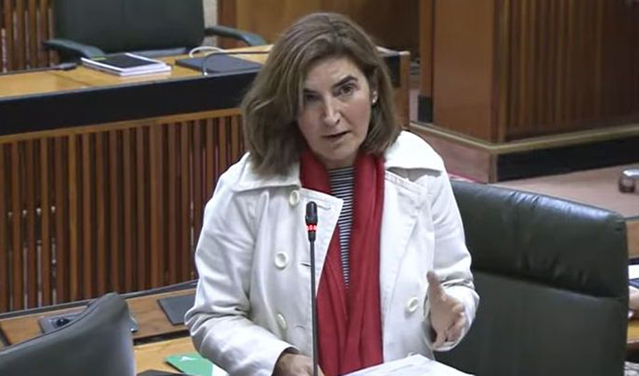 Rocío Blanco responde, desde su escaño, a las preguntas de los diputados andaluces durante la sesión de control al Gobierno.