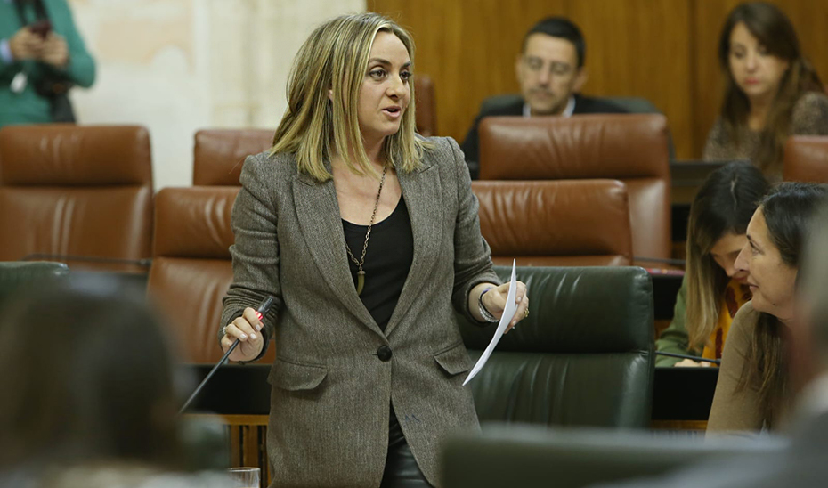 La consejera de Fomento, Marifrán Carazo, interviene desde su escaño durante la segunda jornada del Pleno del Parlamento andaluz.