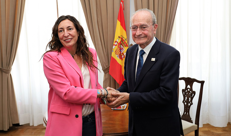 La consejera de Inclusión Social, Loles López, y el alcalde de Málaga, tras la firma del acuerdo sobre la nueva sede del Servicio de Valoración de Dependencia de Málaga. 