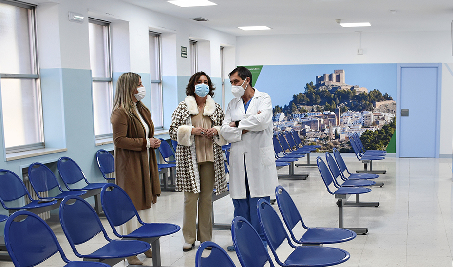 La consejera de Salud y Consumo, durante su recorrido por las nuevas instalaciones del Área de Urología del Hospital de Jaén.