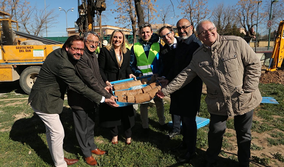 Marifrán Carazo, junto con el resto de autoridades, en el inicio de la campaña de catas y sondeos geotécnicos del futuro trazado de la prolongación Norte del Metro de Granada.