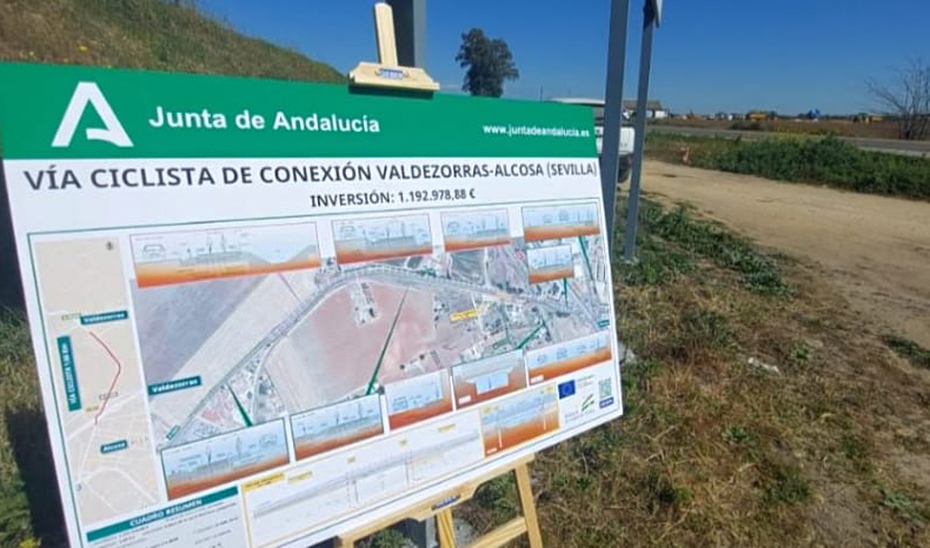 Panel informativo con el proyecto de conexión por carril bici entre Valdezorras y el Parque Alcosa, en Sevilla capital.