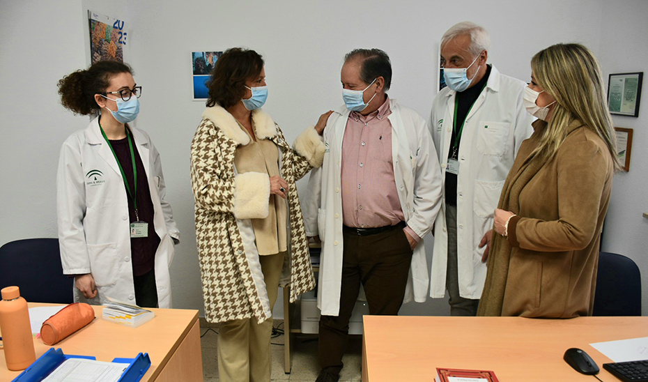 Catalina García, en su recorrido por el nuevo espacio dedicado a la investigación oncológica en el Hospital Universitario de Jaén.