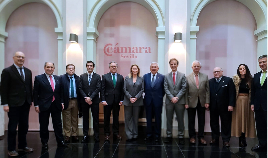 La consejera de Economía, Hacienda y Fondos Europeos, Carolina España, junto a los representantes de la Cámara de Comercio de Sevilla.