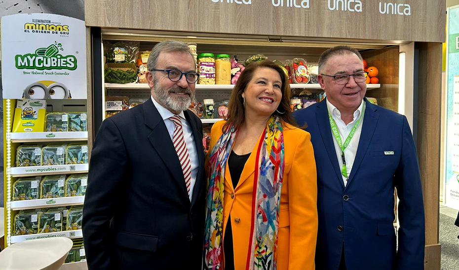 La consejera de Agricultura, Carmen Crespo, durante su visita a los stands de empresas andaluzas en Fruit Logística.